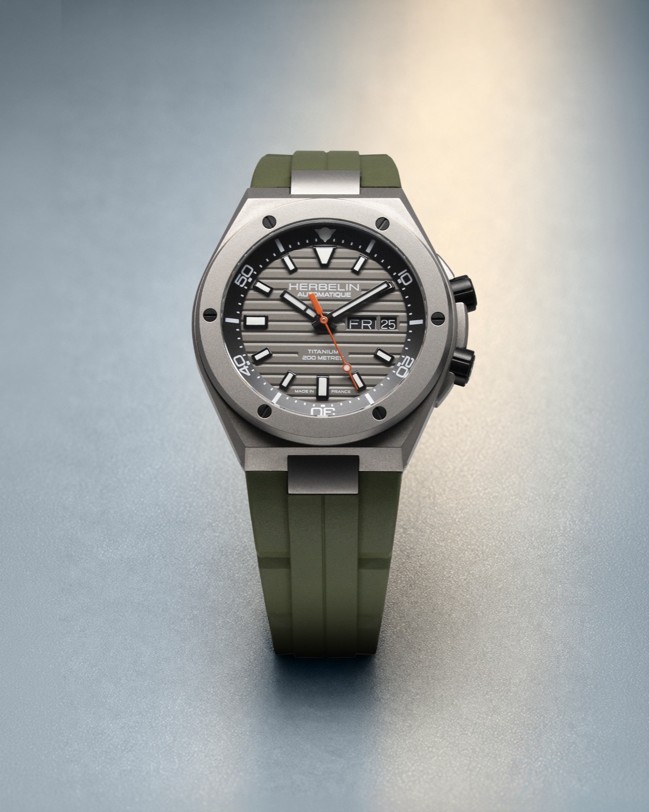 HERBELIN Cap Camarat Automatique Titane Diver mit khakigrünem Kautschukband