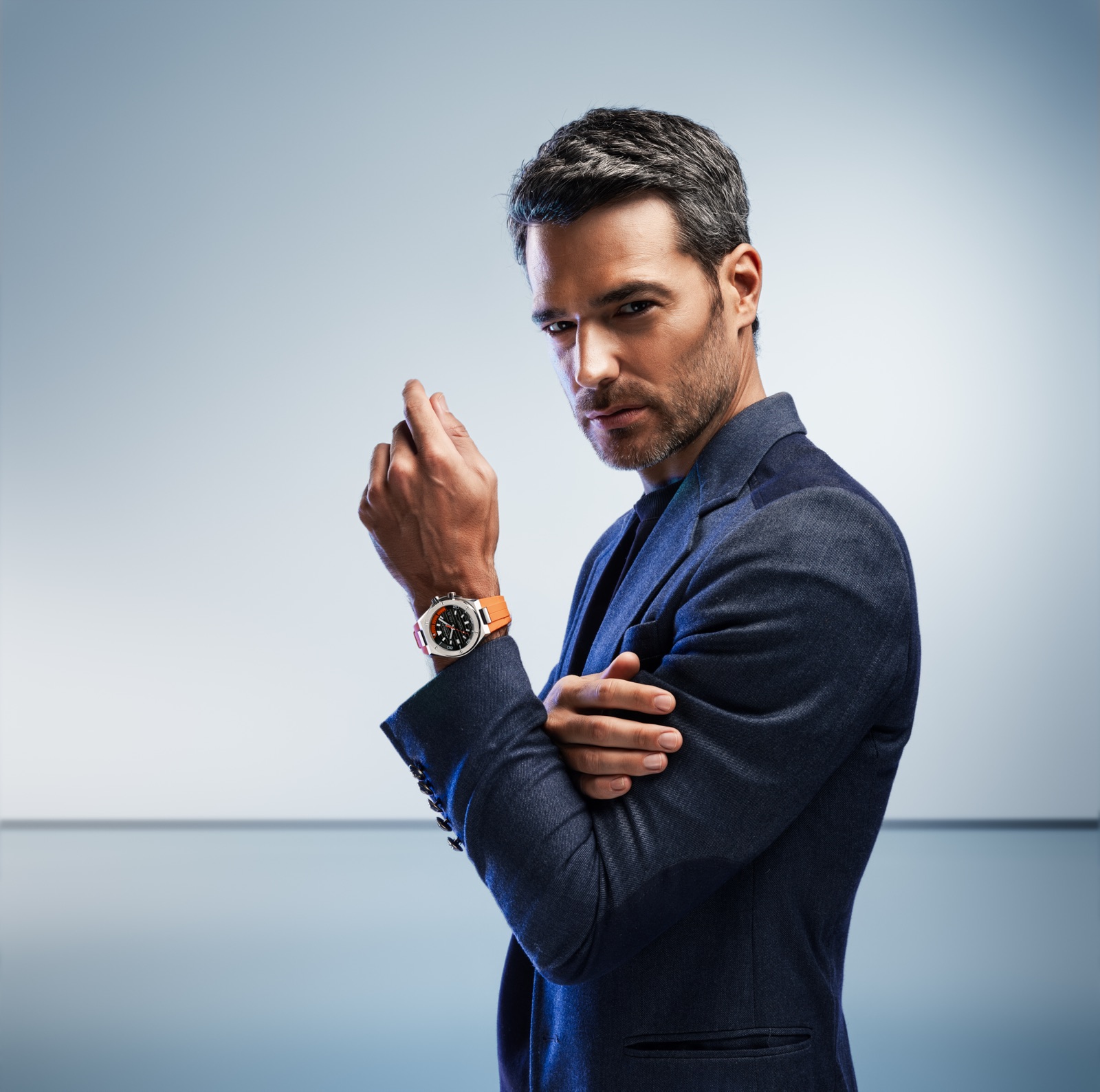 Mann im blauen Blazer mit HERBELIN Cap Camarat Herrenuhr