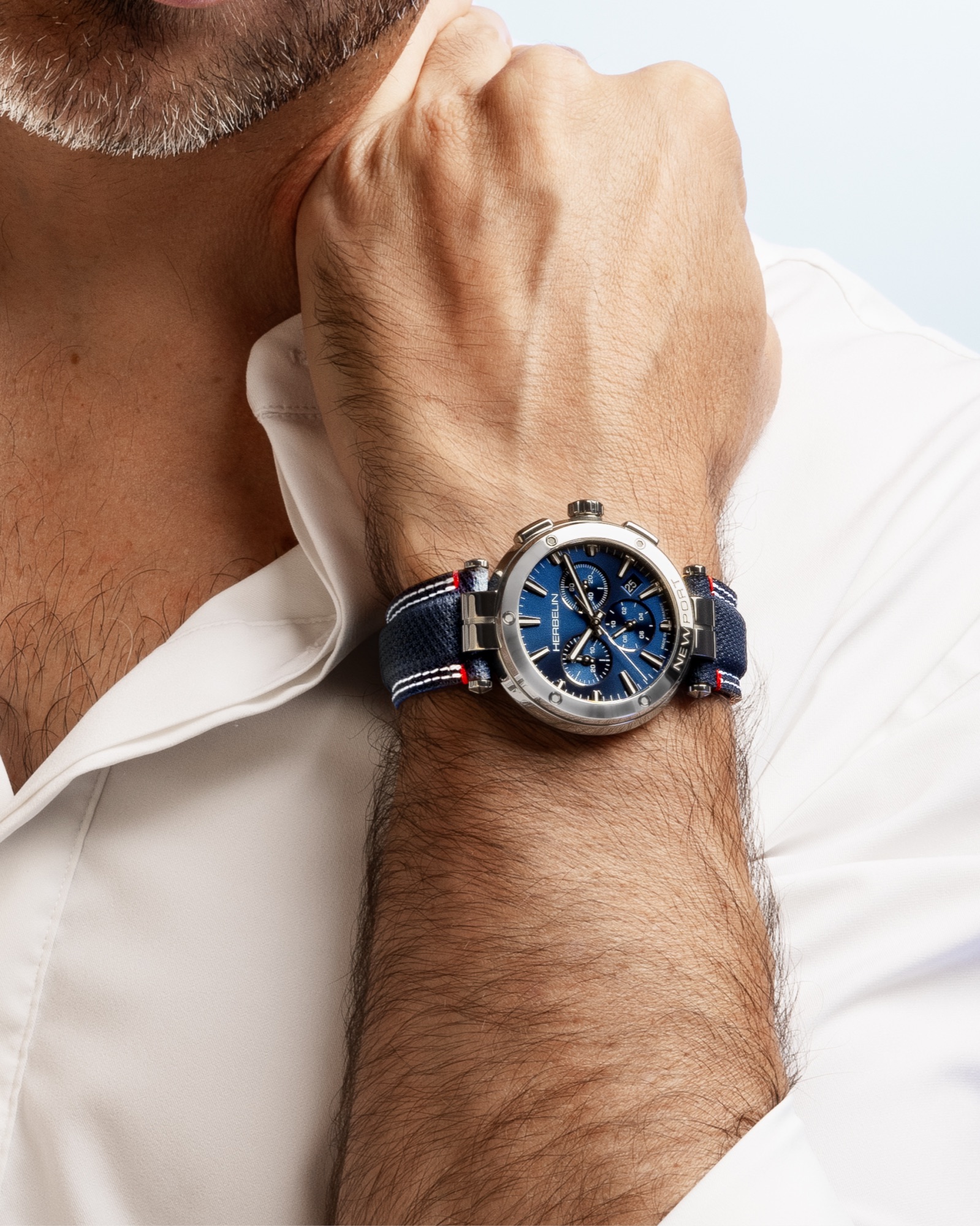 Mann mit HERBELIN Newport Chronograph am Handgelenk