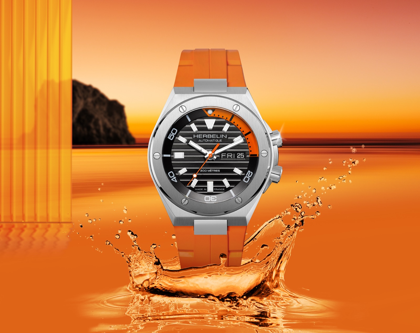 HERBELIN Cap Camarat Diver mit orangem Kautschukband vor Sonnenuntergang