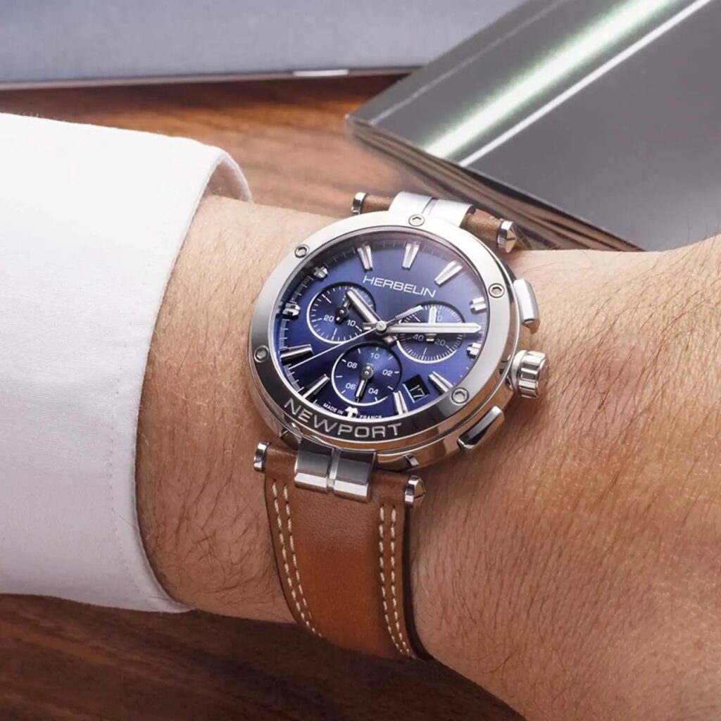 HERBELIN NEWPORT CHRONO 37658AP15GD – am Handgelenk