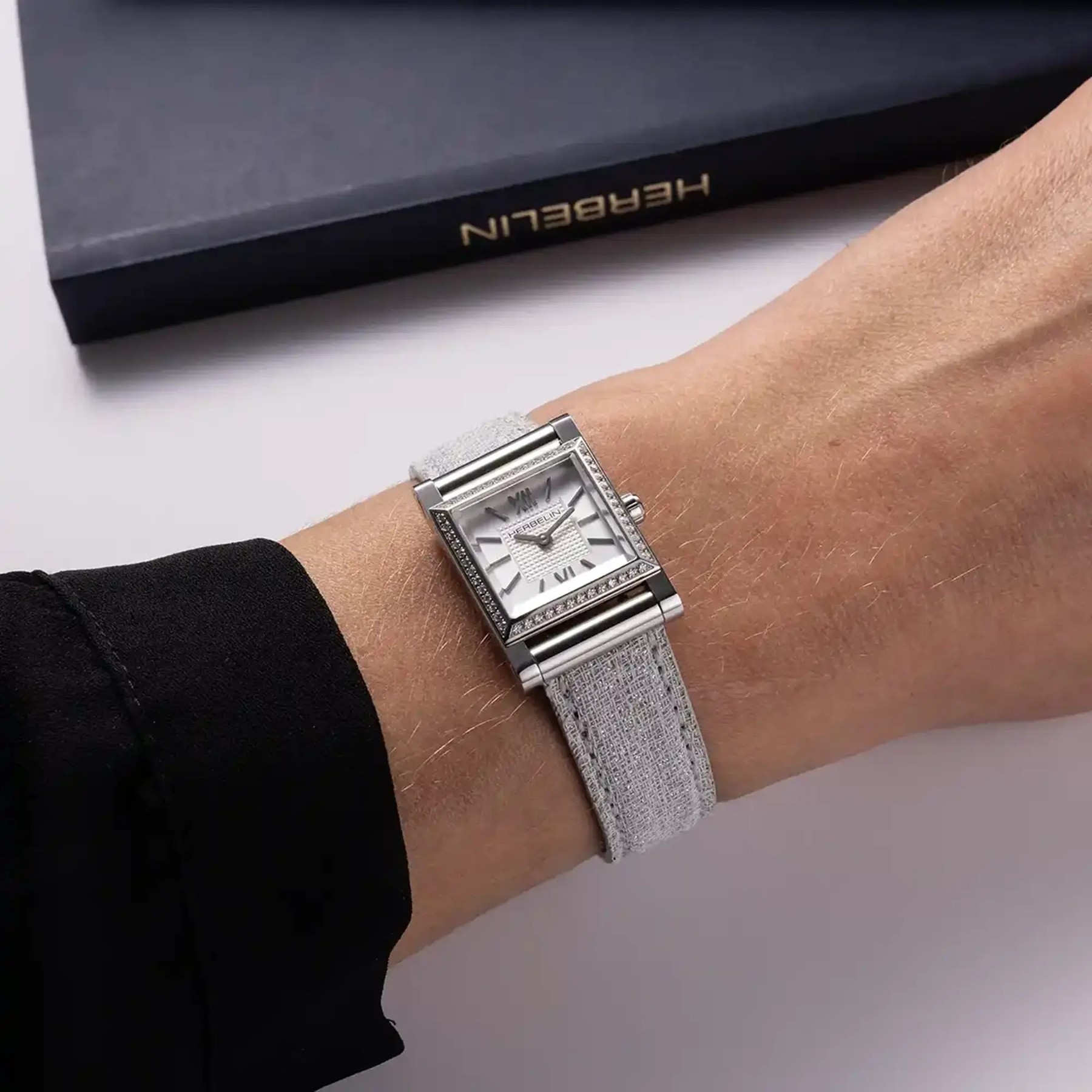 HERBELIN ANTARÈS Band ESDREY TEXTILE PAILLETÉ B17048A124 – am Handgelenk