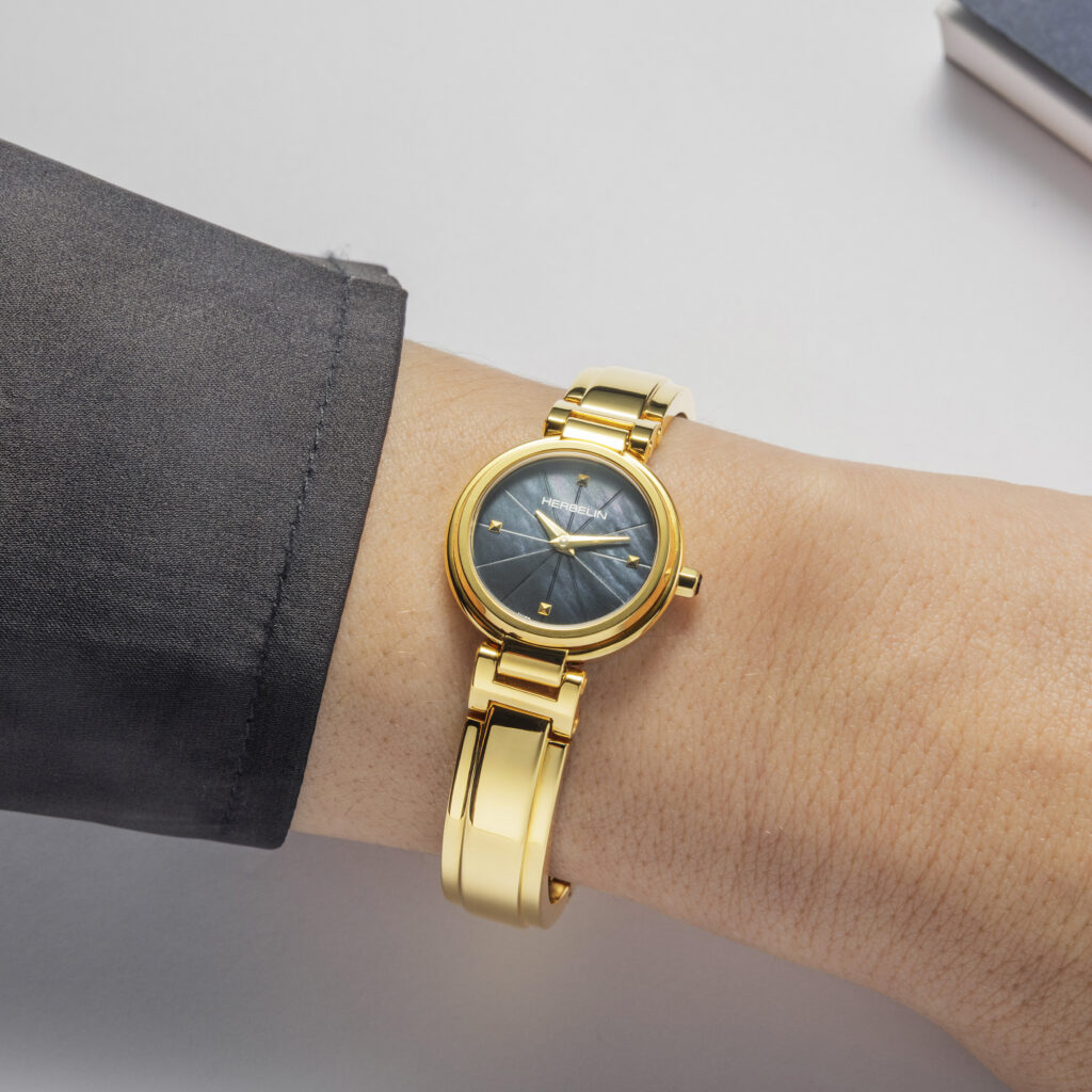 LADY H PVD Gold schwarz Perlmutt 17312BMP1N49 – am Handgelenk getragen