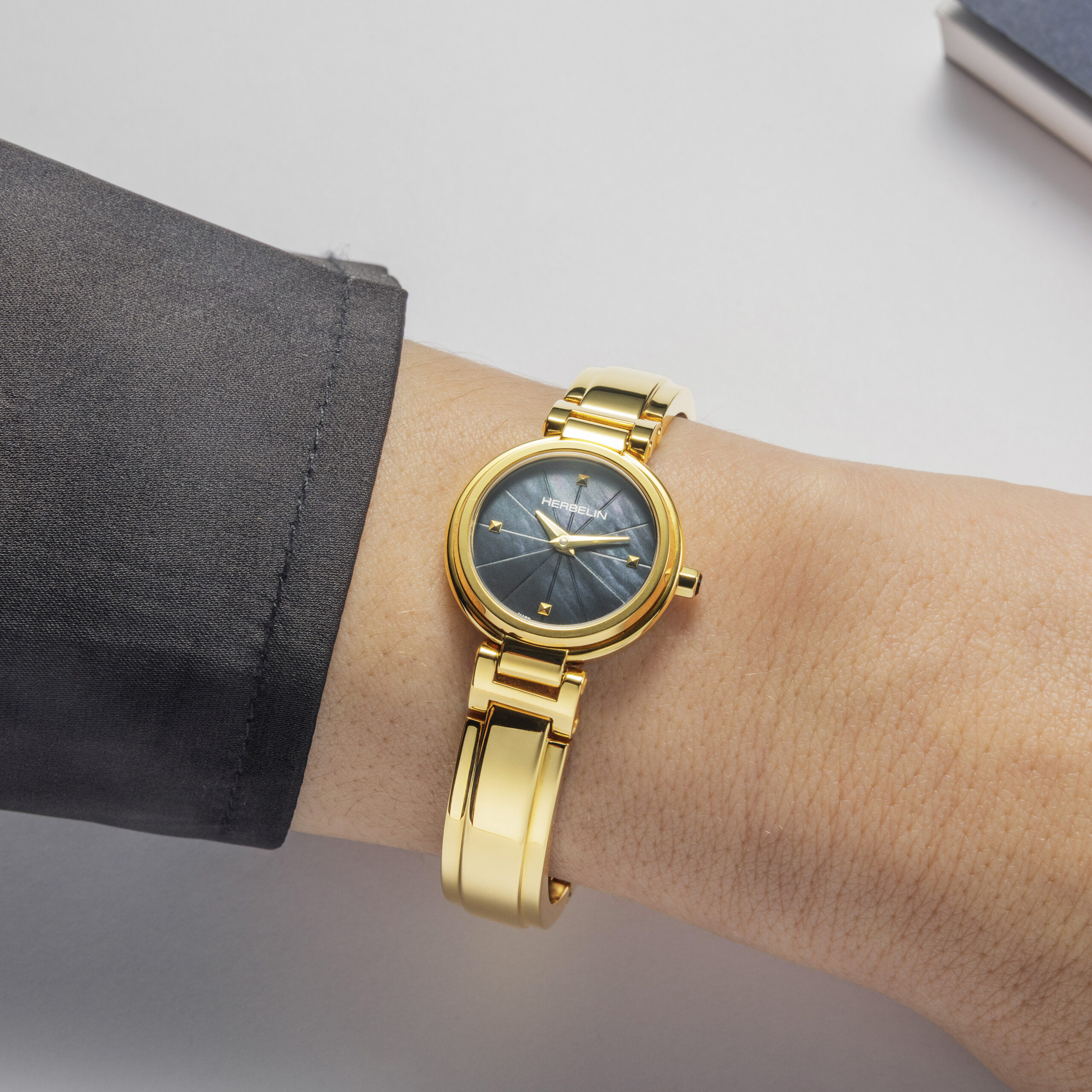 LADY H PVD Gold schwarz Perlmutt 17312BMP1N49 – am Handgelenk getragen