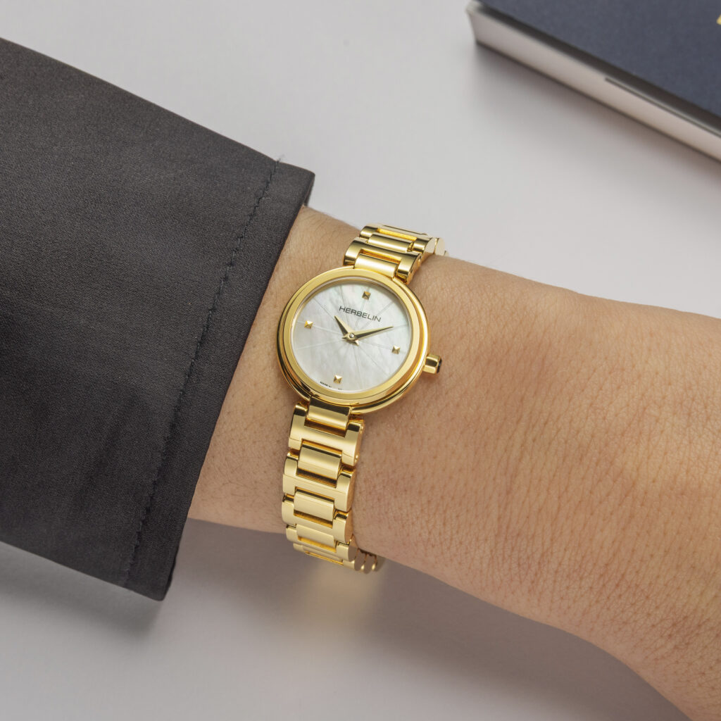 LADY H PVD Gold weiß Perlmutt 17312BP1N19 – am Handgelenk getragen