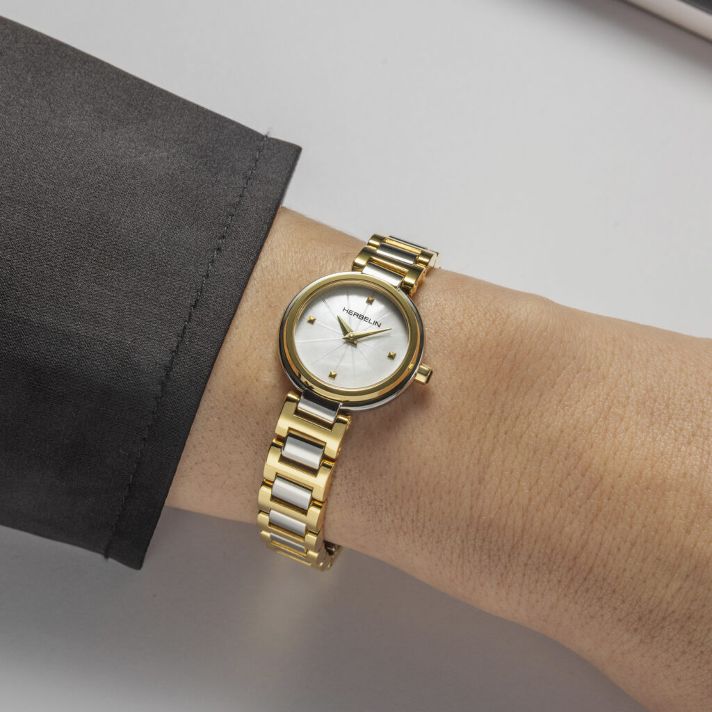 LADY H Bicolor Metallband weiß Perlmutt 17312BT1N19 – am Handgelenk getragen