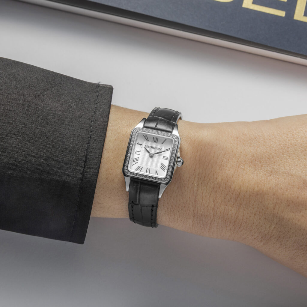 LUNA Mini Diamanten Lederband 17407AP54Y08 – am Handgelenk getragen