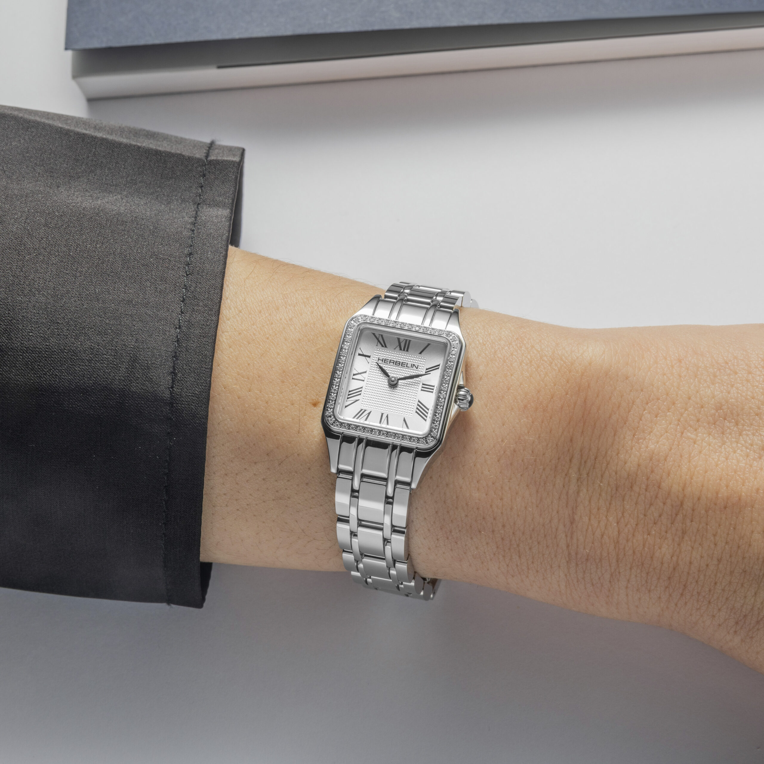 LUNA Mini Diamanten Metallband 17407B54Y08 – am Handgelenk getragen