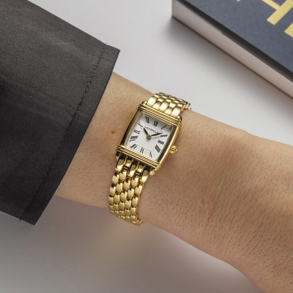 ART DECO PVD Gold 17438BP1N08 – am Handgelenk getragen