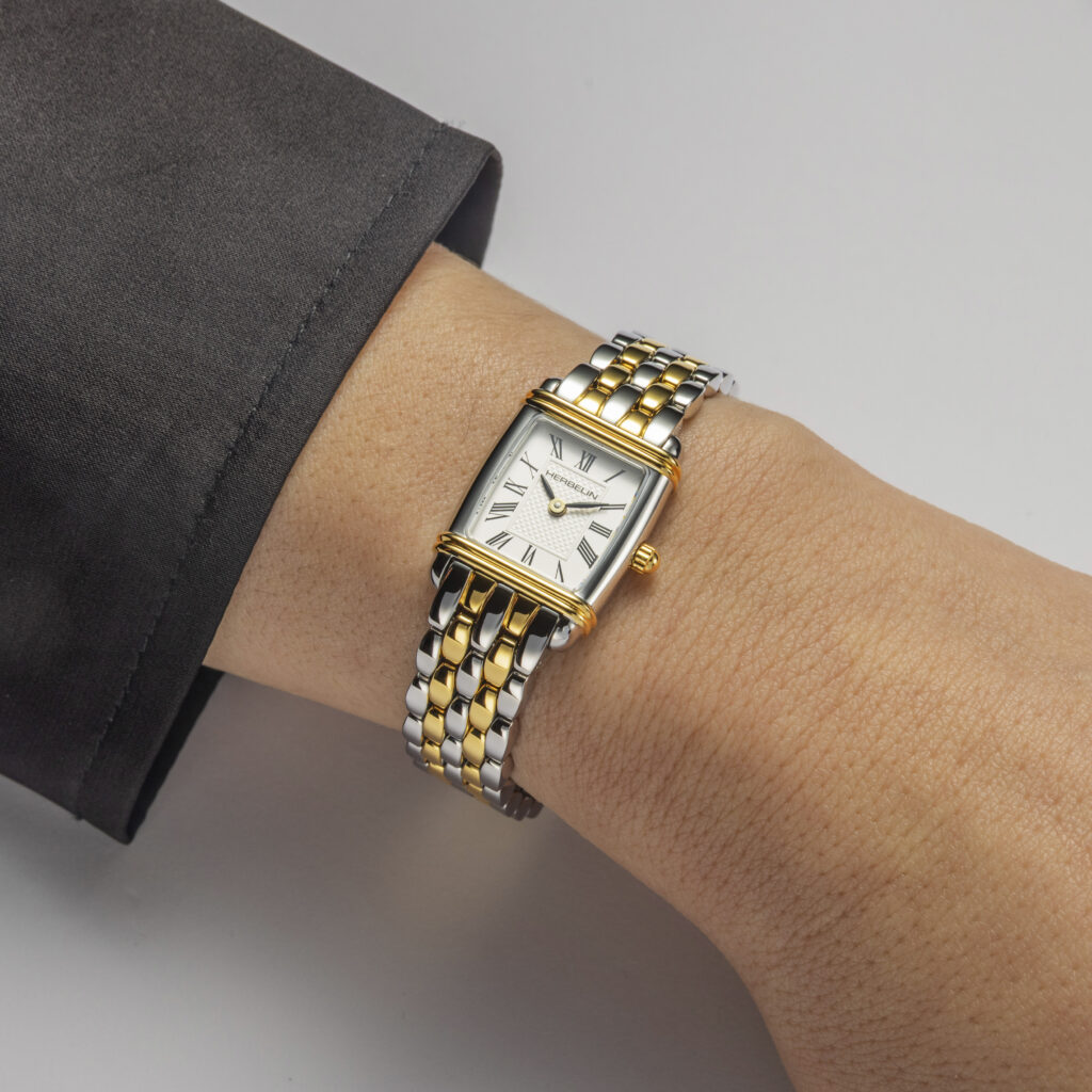 ART DECO Bicolor 17438BT08 – am Handgelenk getragen