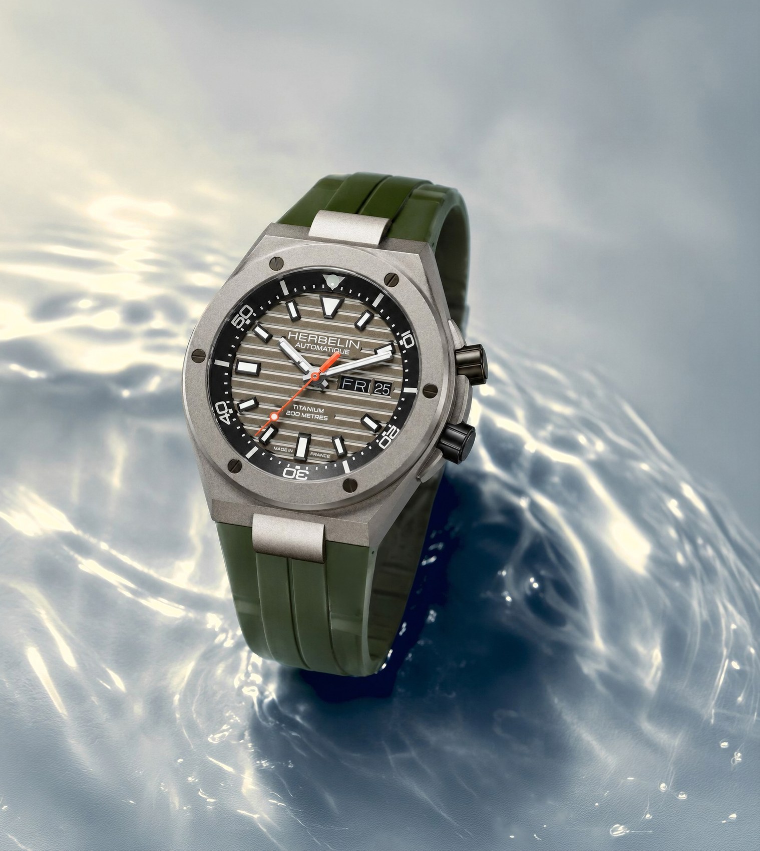 HERBELIN Cap Camarat Titanium Diver Automatik 1745TITICK mit khakifarbenem Kautschukband im Wasser