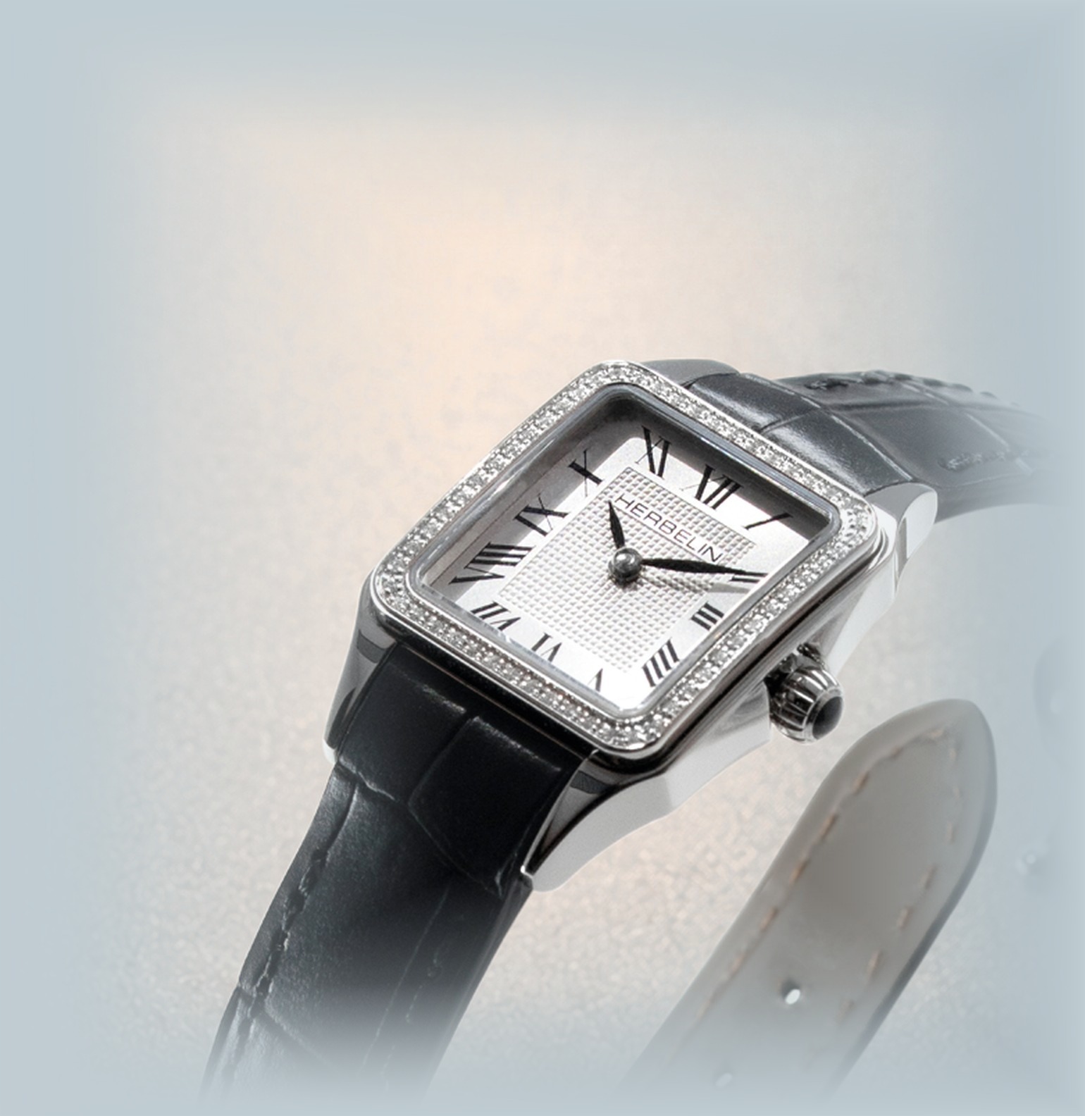 HERBELIN Luna Mini 17407AP54Y08 mit Diamantbesatz und schwarzem Lederband