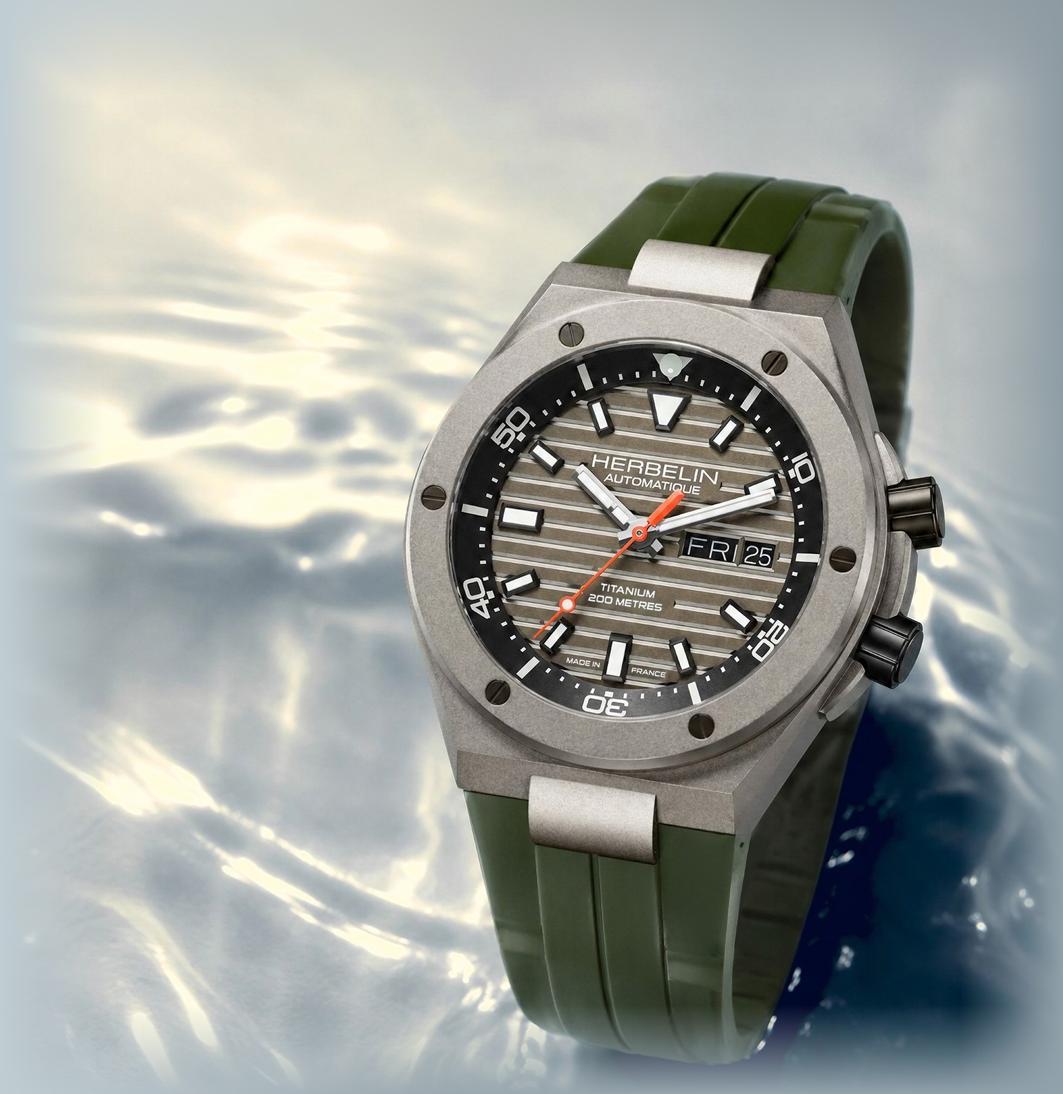 HERBELIN Cap Camarat Titanium Diver Automatik 1745TITICK mit khakifarbenem Kautschukband im Wasser