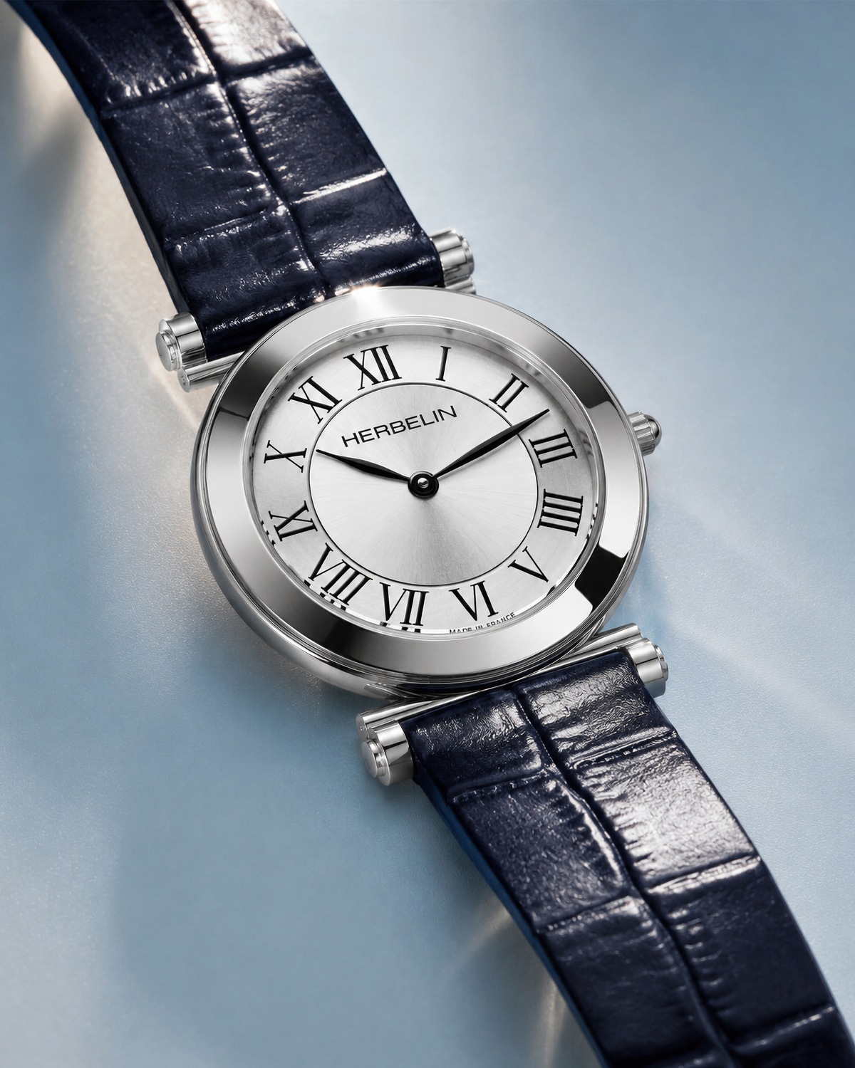 HERBELIN Antarès mit rundem Gehäuse, römischen Ziffern und marineblauem Armband in Croco-Optik